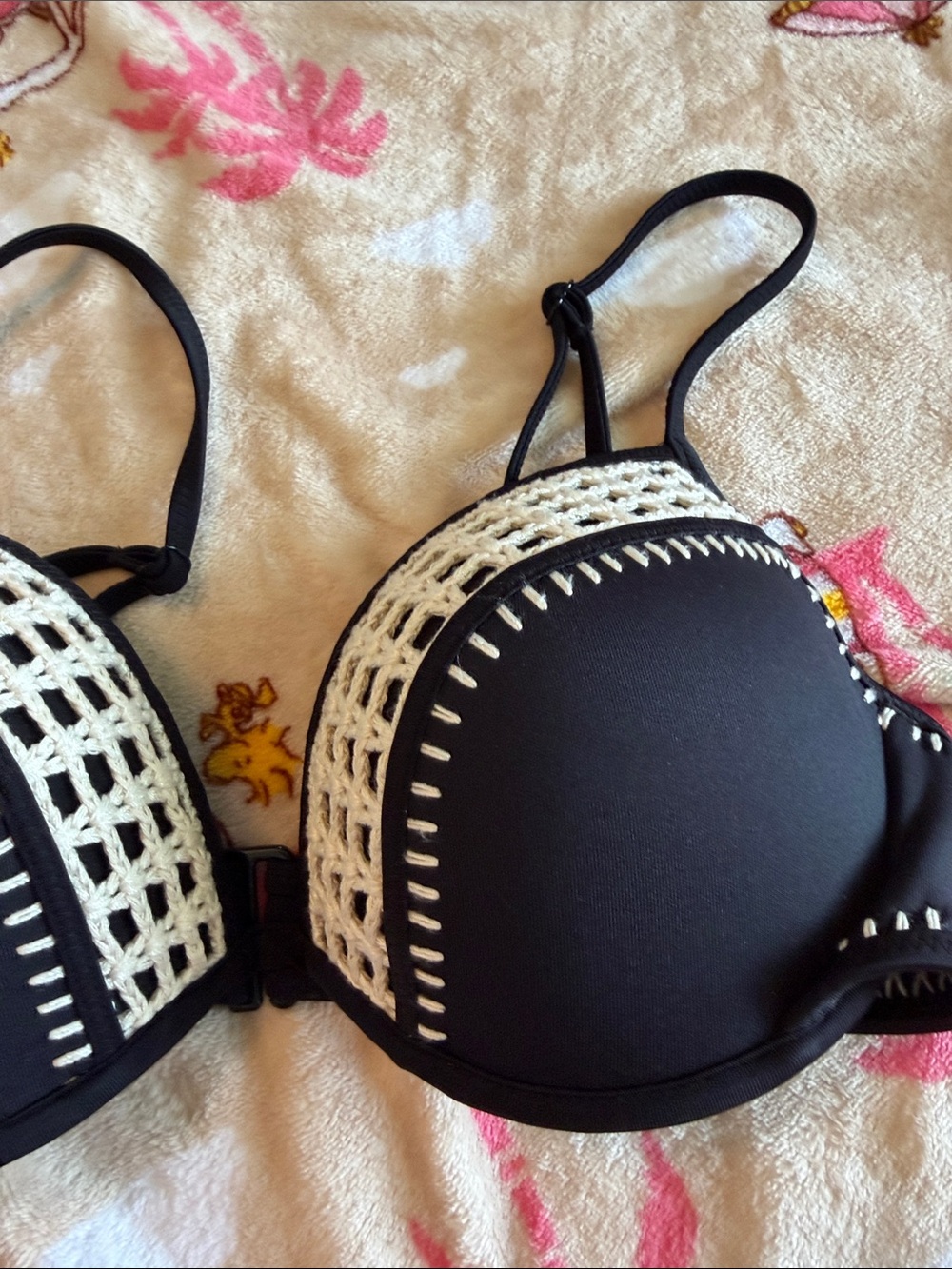 ✨ Y2K VICTORIA’S SECRET CROCHET COTTAGECORE COQUETTE BLACK BIKINI SWIM TOP 32D ✨ - Picture 4 of 10